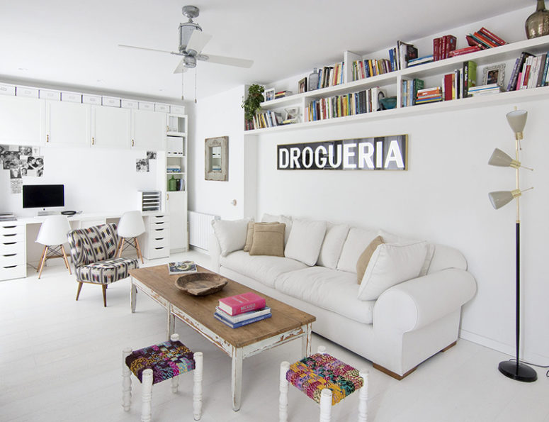 Živahan bijeli stan opremljen Shabby Chic namještajem