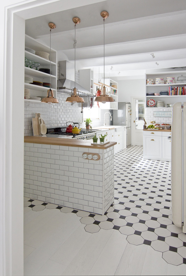 Živahan bijeli stan opremljen Shabby Chic namještajem
