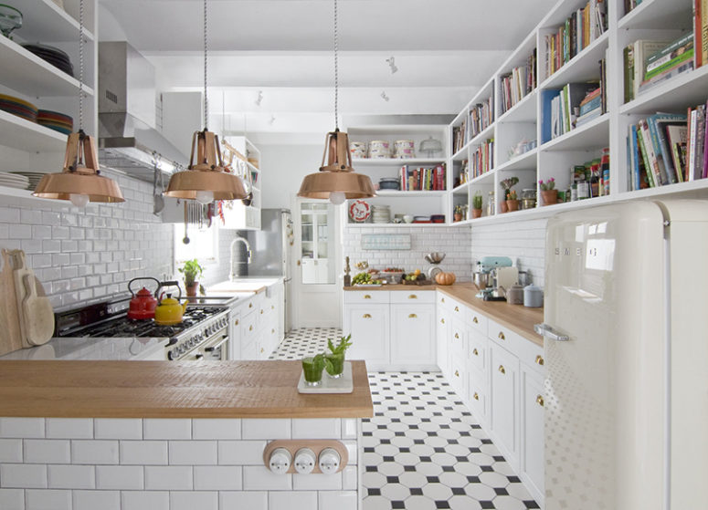 Živahan bijeli stan opremljen Shabby Chic namještajem