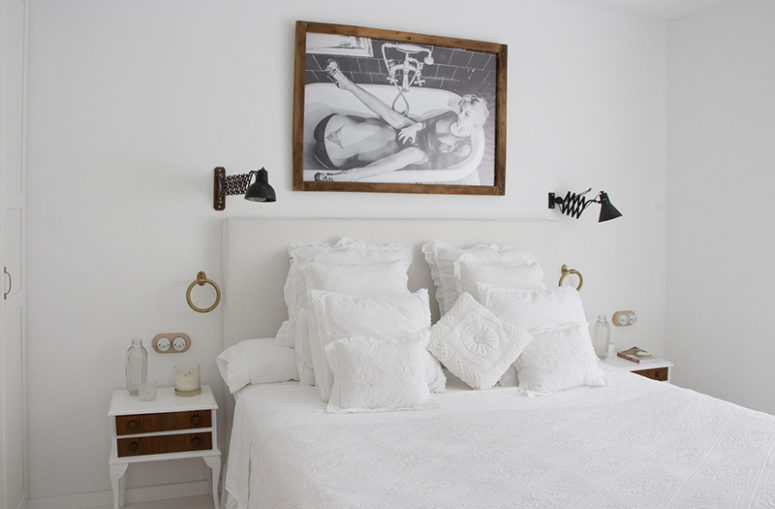 Živahan bijeli stan opremljen Shabby Chic namještajem