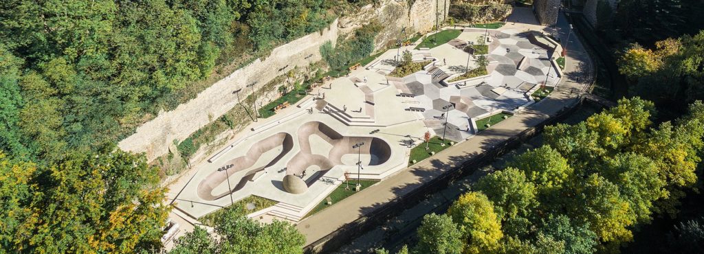 Skate park okružen povijesnim zidinama i zelenom šumom