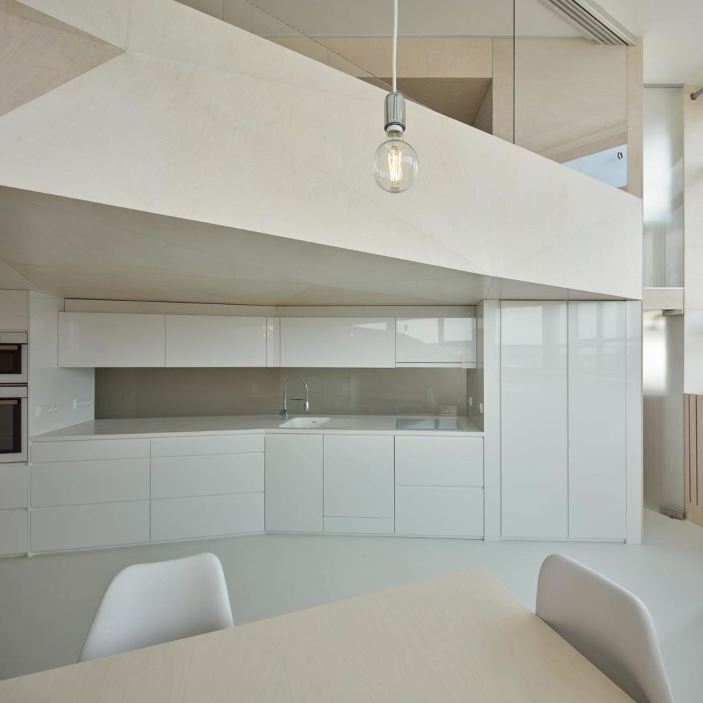 Loft 32 - apstraktna kompozicija interijera