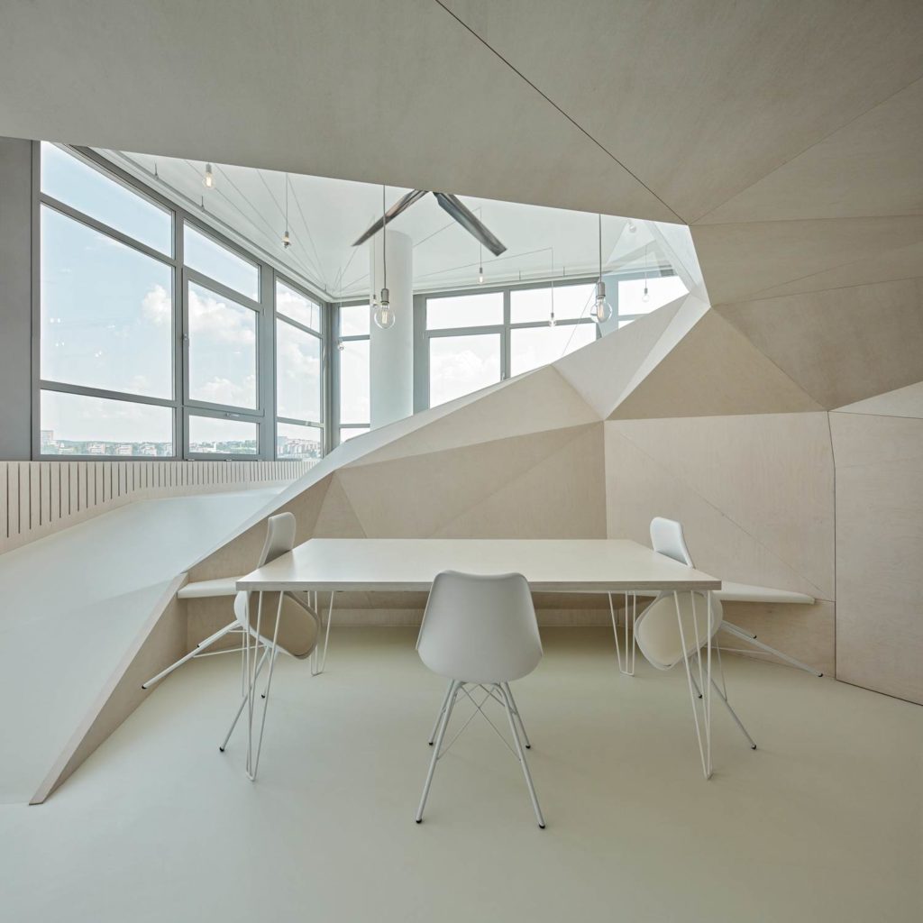 Loft 32 - apstraktna kompozicija interijera