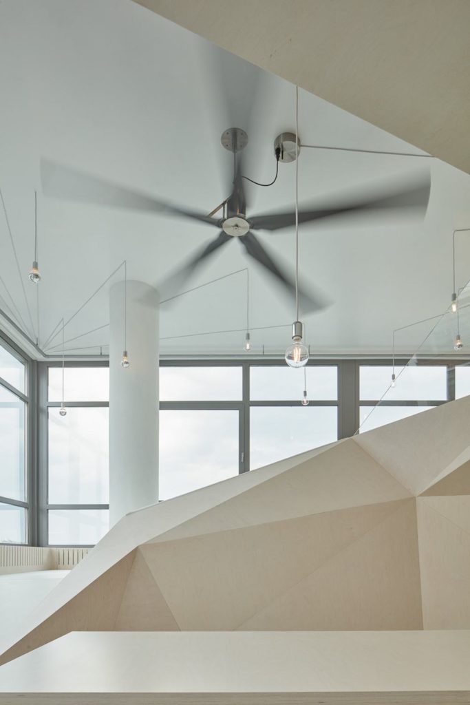 Loft 32 - apstraktna kompozicija interijera