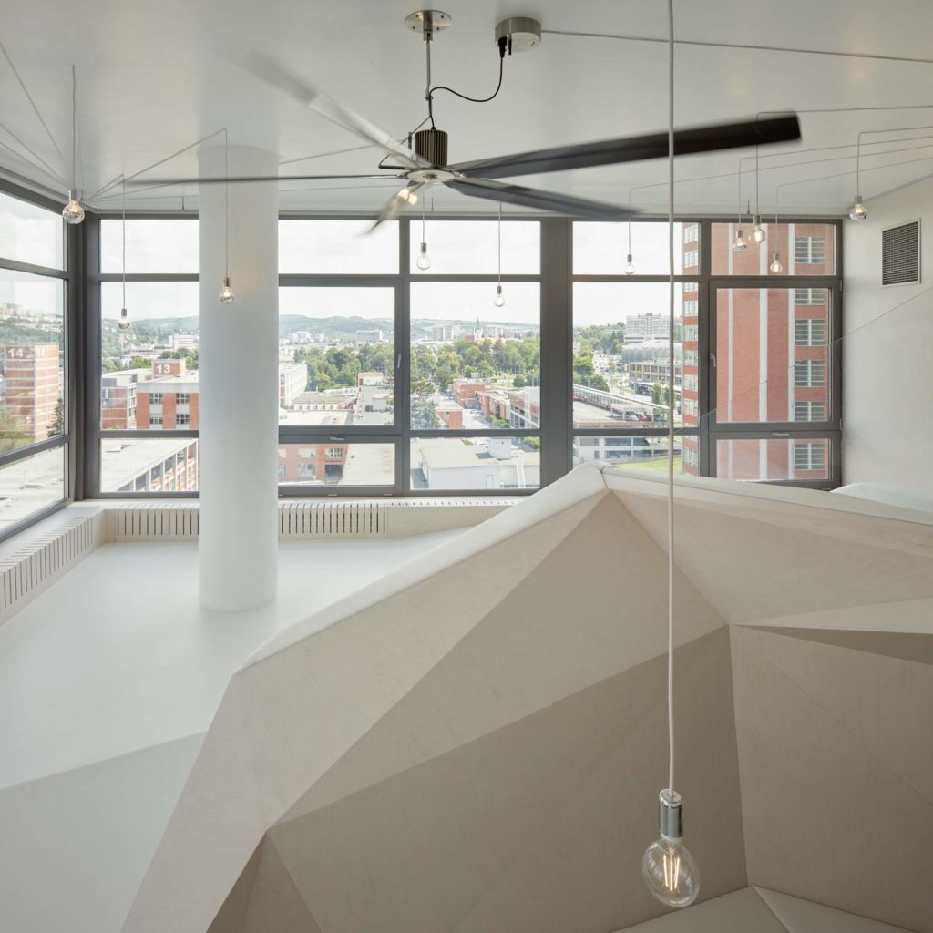 Loft 32 - apstraktna kompozicija interijera