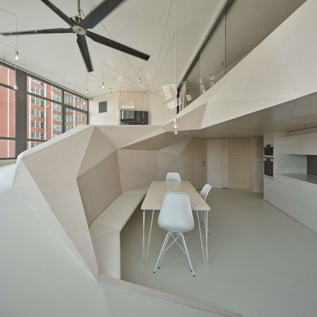 Loft 32 - apstraktna kompozicija interijera