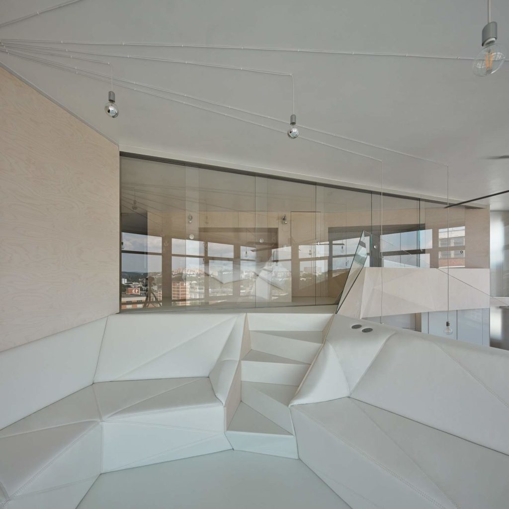 Loft 32 - apstraktna kompozicija interijera