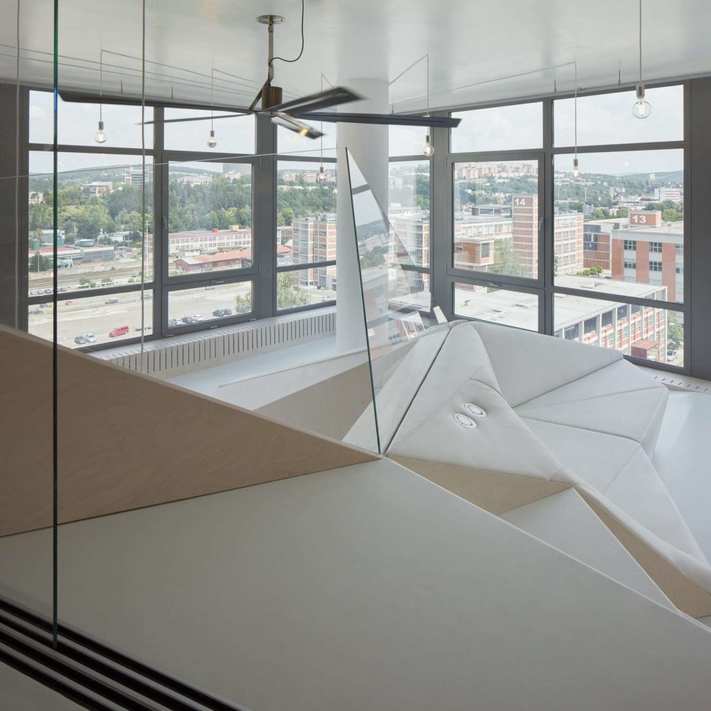 Loft 32 - apstraktna kompozicija interijera