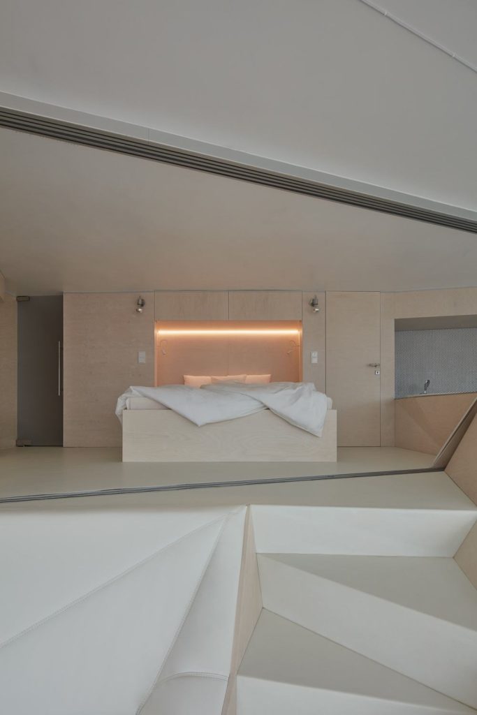 Loft 32 - apstraktna kompozicija interijera