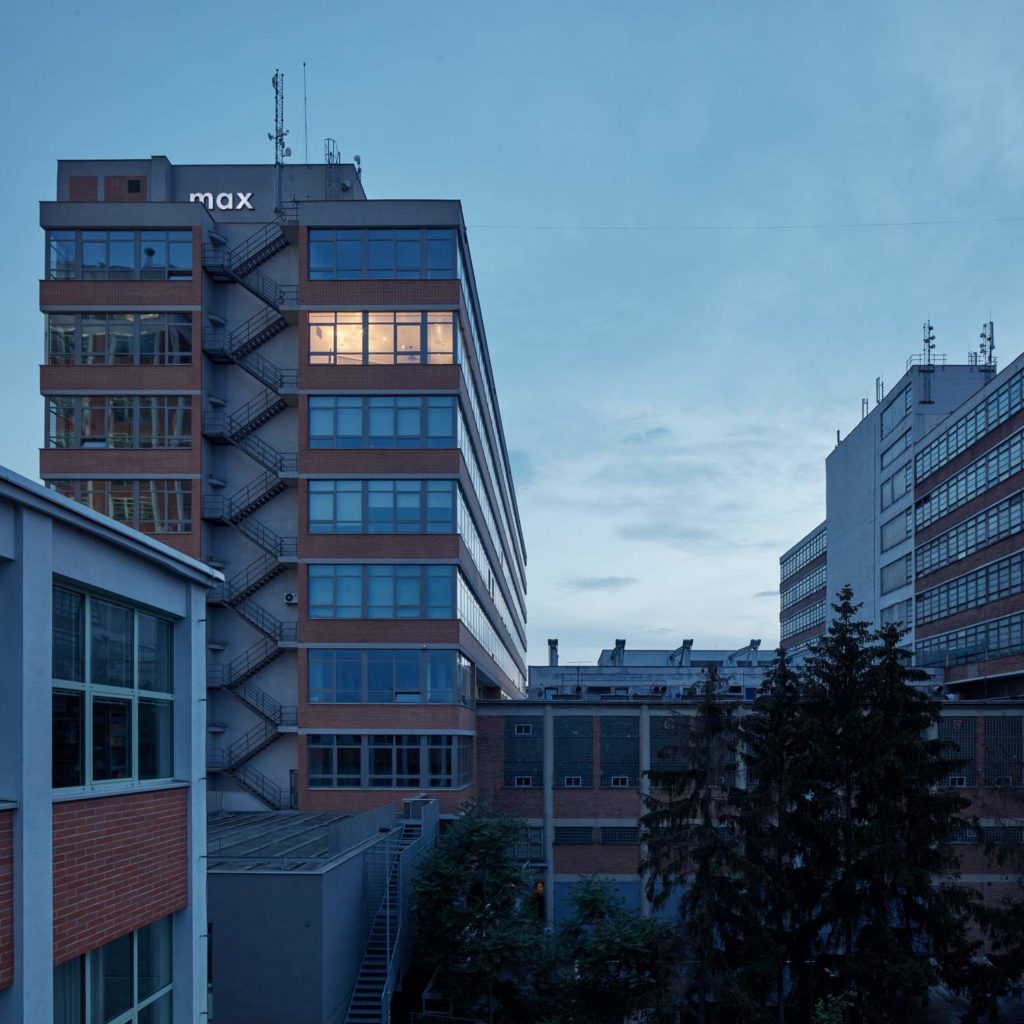 Loft 32 - apstraktna kompozicija interijera